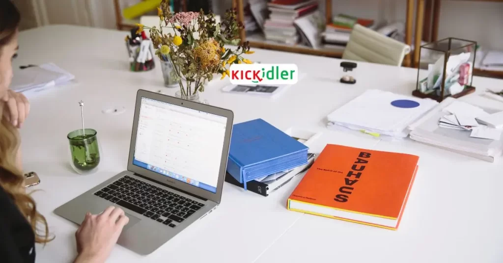 Control horario en teletrabajo desde otro país: cómo hacerlo de forma legal y eficiente